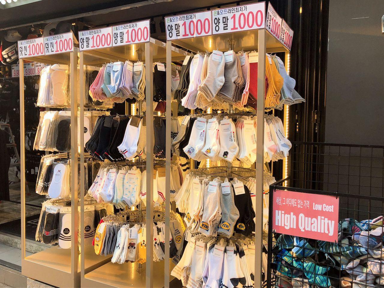 Nanajean店铺前的手机壳摊位，销售多种款式的手机配件。